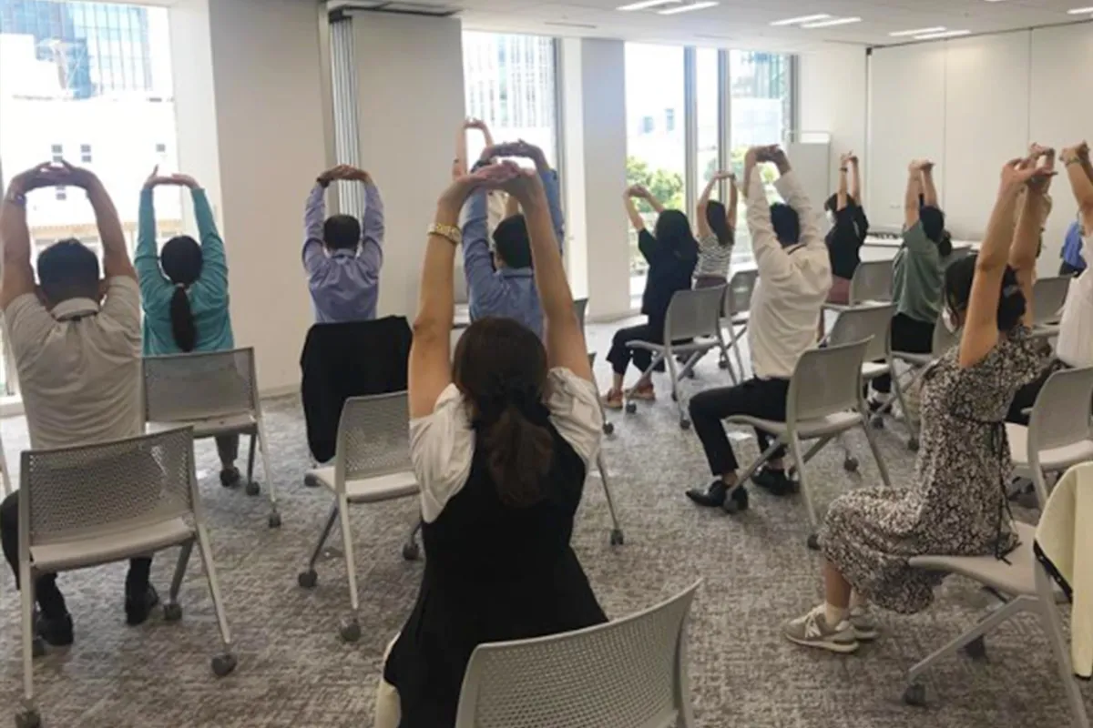 東京建物アメニティサポート｜月1回の椅子ヨガで肩こり・腰痛改善と社内交流を促進