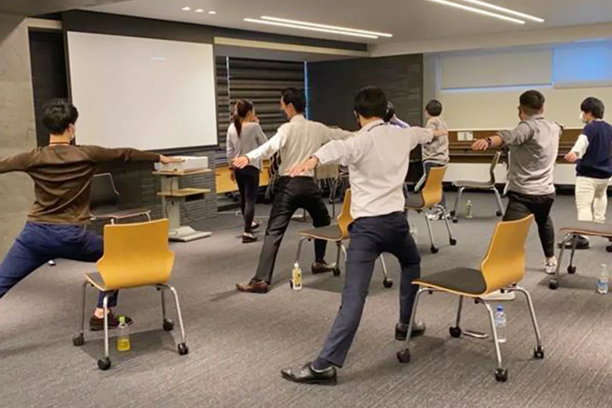 トーシンパートナーズ｜椅子ヨガ×マインドフルネスでメンタルヘルスを支援